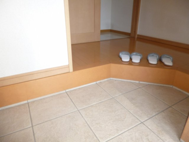 山本平田貸家の玄関
