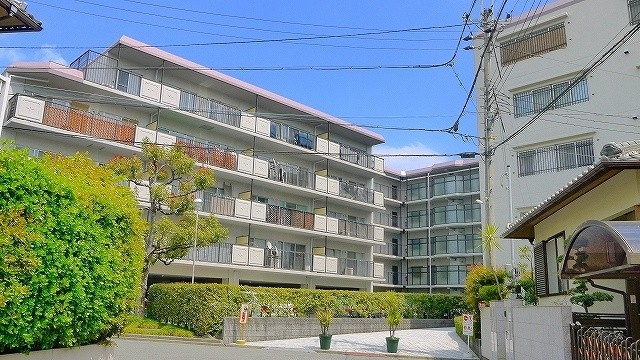 日興東生駒スカイマンションの外観