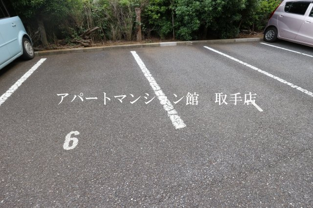 シャンティ花輪台の駐車場
