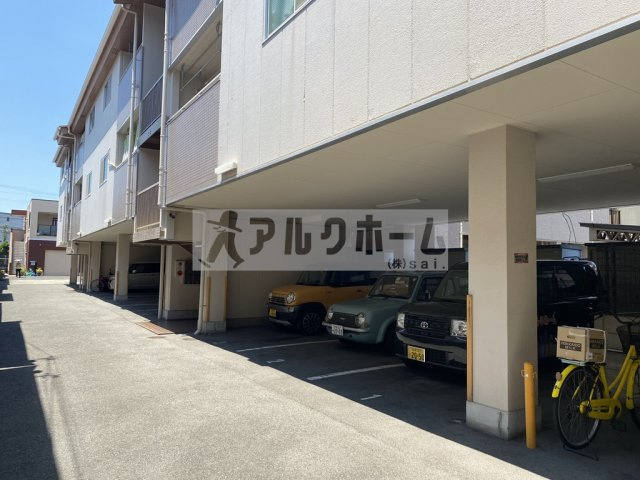 メゾンプチフォーレの駐車場