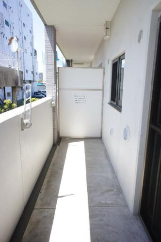 【バルコニー】 | エグゼシャトー四番館 | 広々バルコニーでお洗濯物もいっぱい干せます。