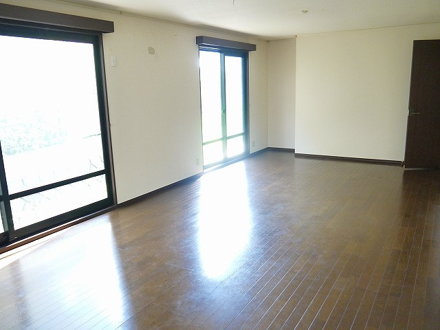 桜が丘2丁目一戸建賃貸住宅の居間・リビング|こちらの居間で趣味の時間をお楽しみください