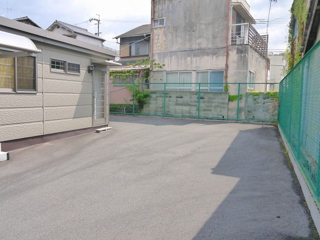 倉庫付プレハブ事務所の駐車場