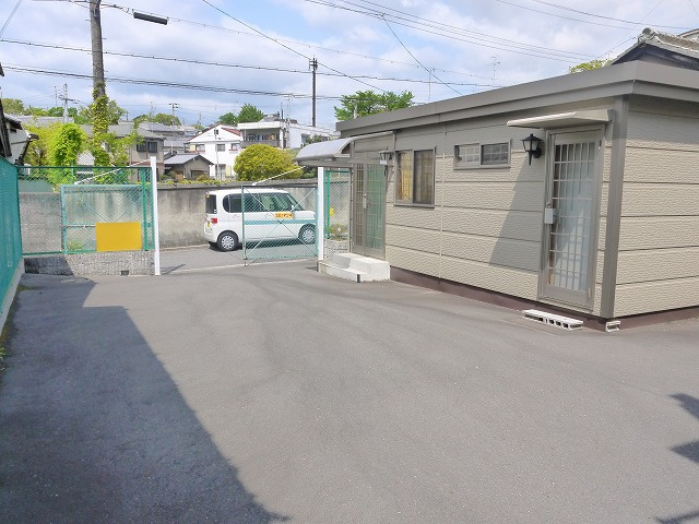 倉庫付プレハブ事務所の駐車場