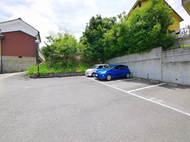 コーラル・シャトーの駐車場