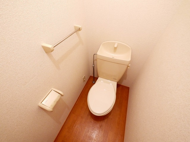 セジュール木津Bのトイレ|落ち着いた色調のトイレです