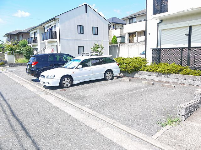 ファミール光Bの駐車場