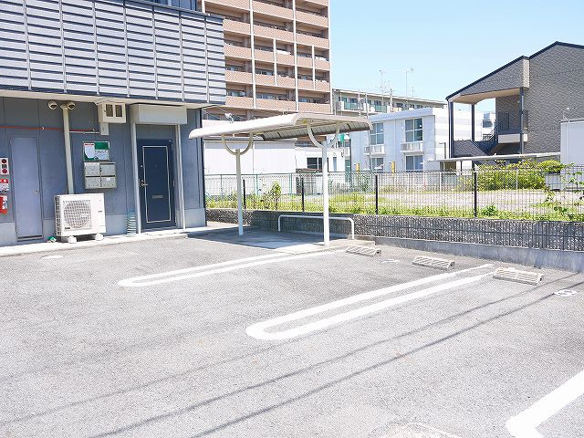 ウイング佐保台の駐車場