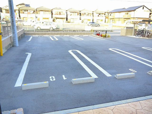 エレガンテの駐車場|駐車場があるので、車を買う予定の方も安心です