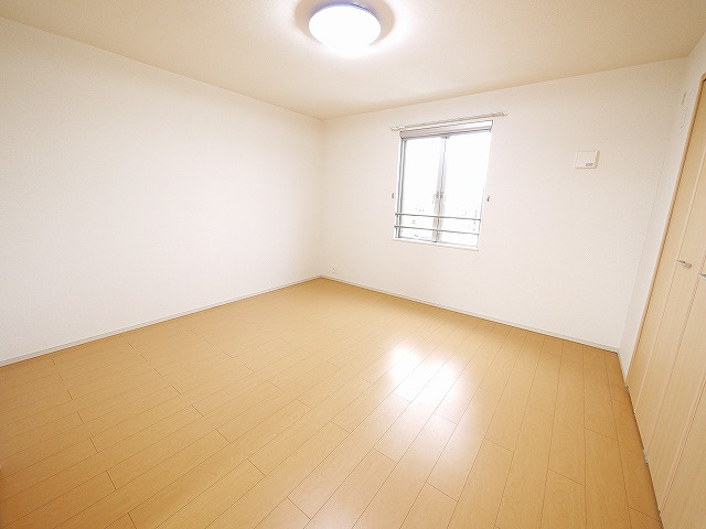 エレガンテの洋室|広々とした洋室です