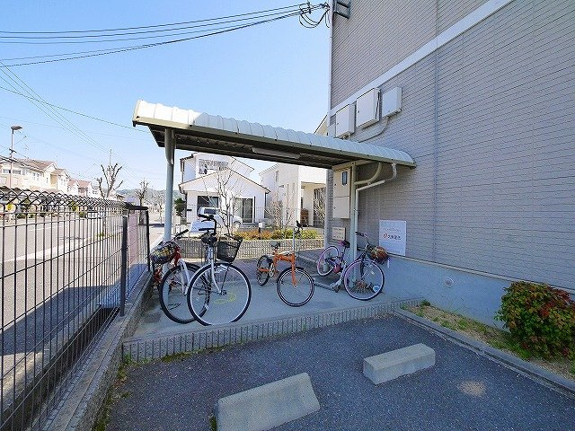 ソレアード泉川Aのその他共用部分|屋根付きの駐輪場です