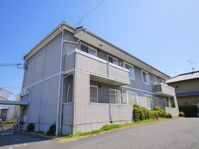 ソレアード泉川Aの外観|青空に映えるキレイな外観です