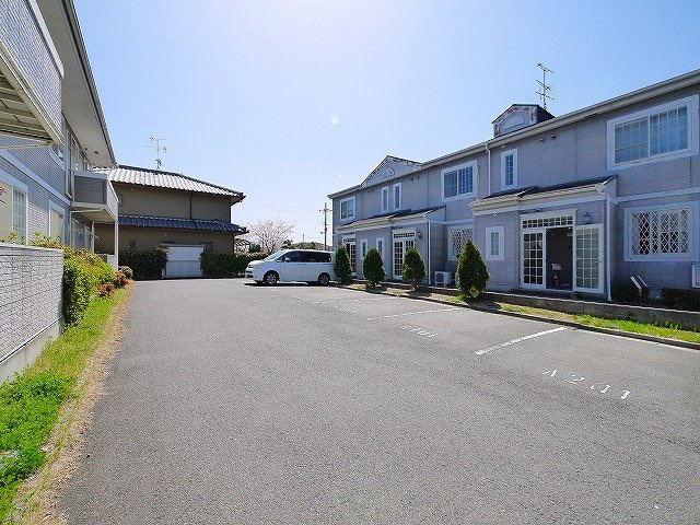 ソレアード泉川Aの駐車場|駐車場があるので、車を買う予定の方も安心です