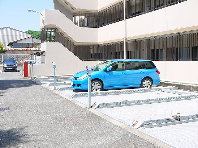 ファミール奈良西笹鉾の駐車場