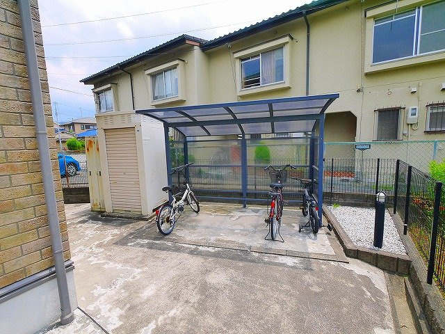 クレールさほのその他共用部分|屋ね付きの駐輪場です