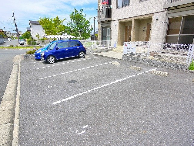 リースランド梅美台Aの駐車場