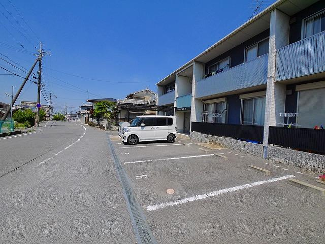 フルール櫟本Ａの駐車場|駐車場があるので、車を買う予定の方も安心です