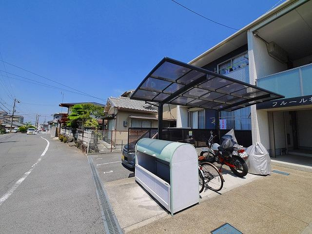 フルール櫟本Ａのその他共用部分|屋根付き駐輪場です