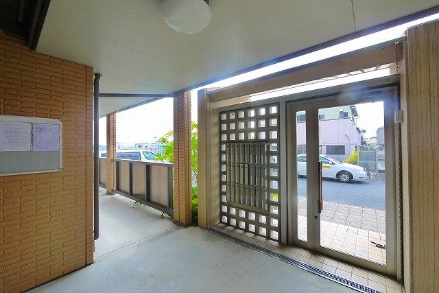 コム　アニモのエントランス|オートロック付きで安心ですね。