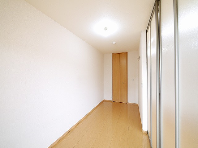 コム　アニモの寝室|明るい洋室です。