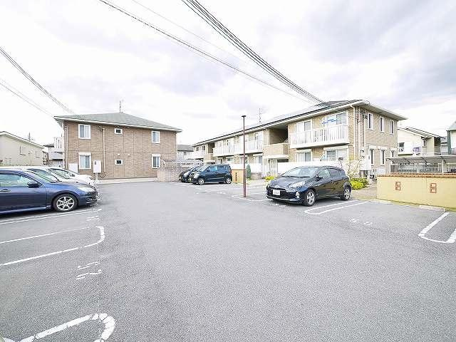 リビングタウン四条大路　Ｄ棟の駐車場|駐車場があるので、車を買う予定の方も安心です
