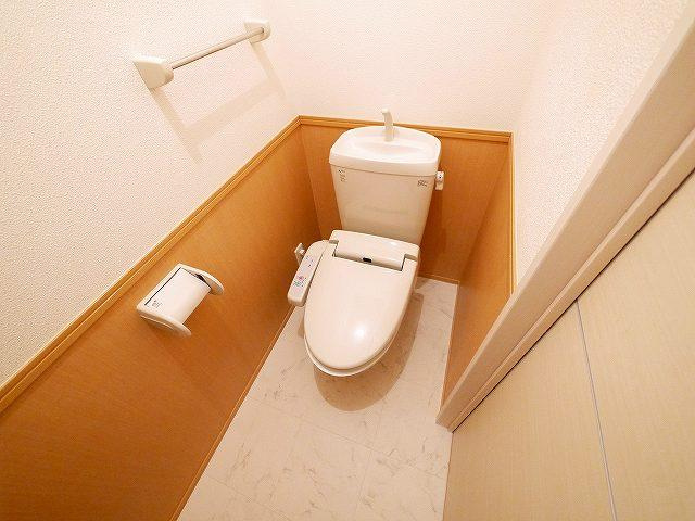 リビングタウン四条大路　Ｄ棟のトイレ|清潔感のあるトイレです