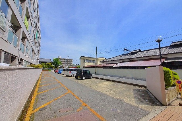 奈良コーポラスの駐車場|車をお持ちの方に嬉しい駐車場付きの物件です