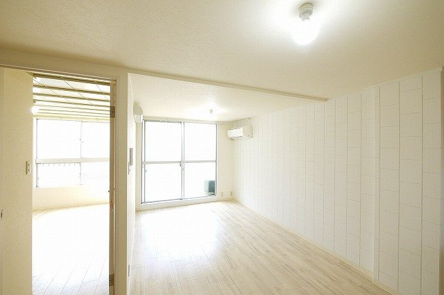 奈良コーポラスの内装|広々とした明るいお部屋となっております。