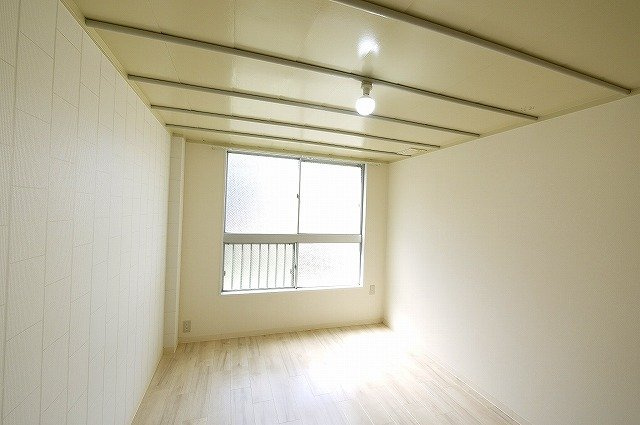 奈良コーポラスの洋室|明るい日差しが入るお部屋です。