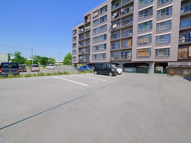 ハッピーホームの駐車場|駐車場があるので、車を買う予定の方も安心です