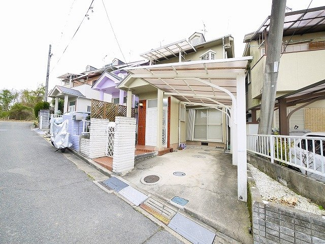 西田中連棟の駐車場|車をお持ちの方に嬉しい駐車場付きの物件です