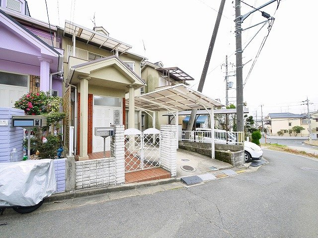 西田中連棟のエントランス|落ち着いたエントランスです