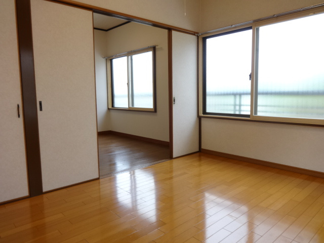 平沢ハイツの洋室