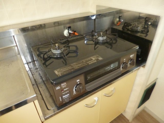 ノーブルハウスAのキッチン|２口ガスコンロ