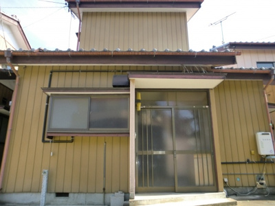 【外観】 | 長沼ハウス　3K | 家賃1ヶ月無料　2階建　一戸建て　１階雨戸　駐車場1台無料