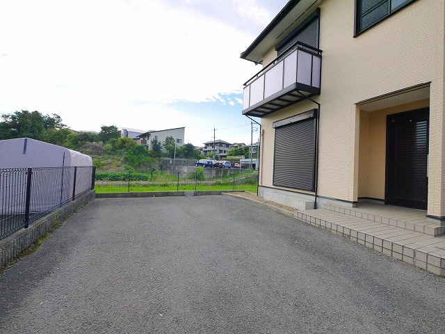 奈良市学園大和町1丁目戸建Aの駐車場|駐車スペースもあります