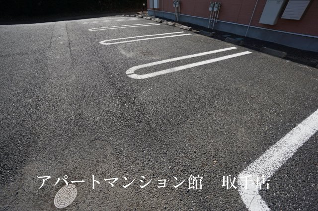 ヴィラブリーゼBの駐車場