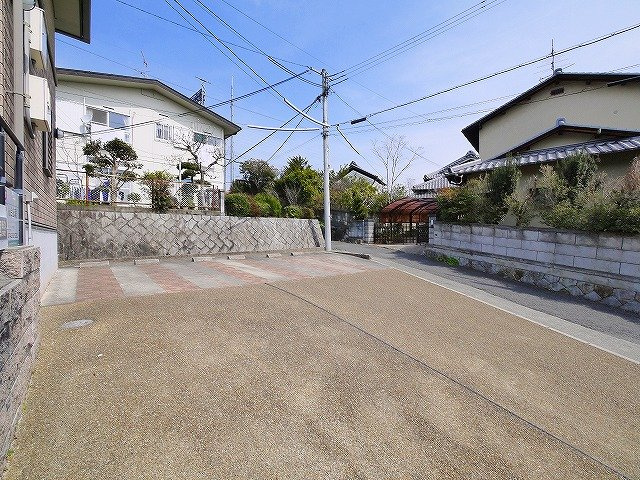 ウィルコート学園前の駐車場|カースペースがあります