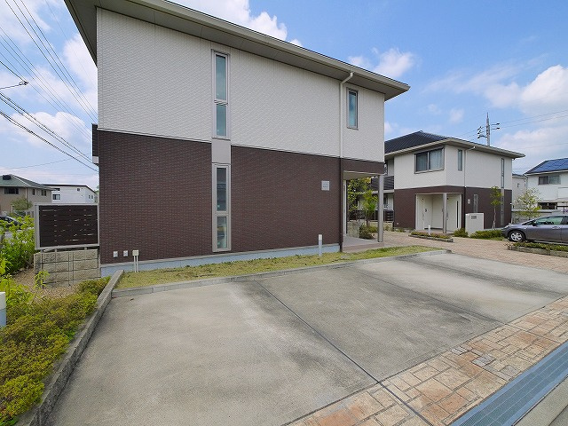 シャーメゾン城山台Sの駐車場