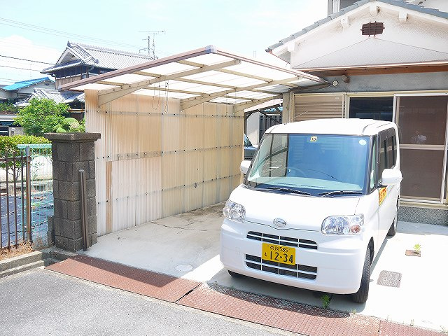 木津下川原一戸建の駐車場
