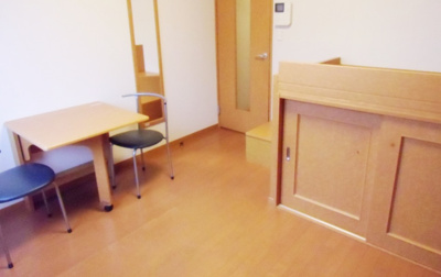 【居間・リビング】 | マロンハイツⅣ | 折り畳み式テーブル・椅子付き