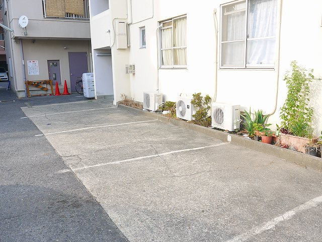 第1中村ビルの駐車場