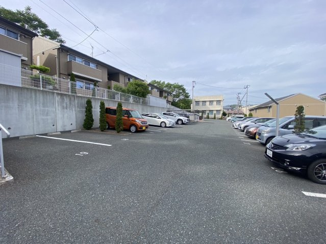イーストヒルズ高松の駐車場