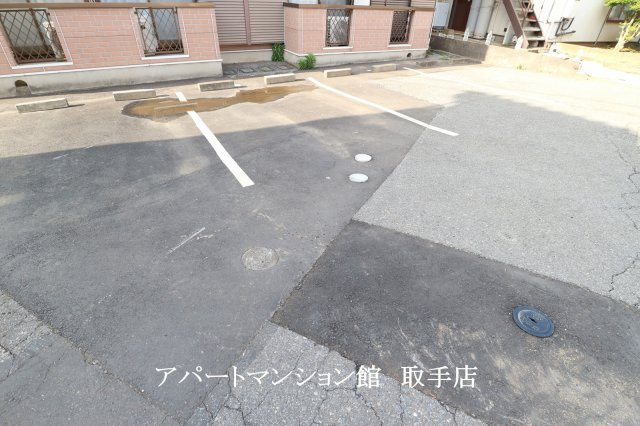 クレストの駐車場
