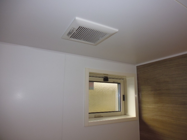 ラクス　コーフの浴室|風呂窓