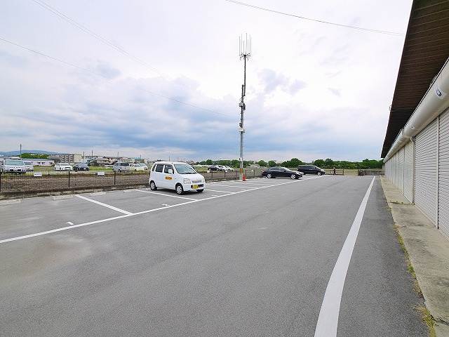 ハイツリバティ東九条の駐車場|駐車場があります