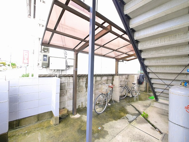 ハイツリバティ東九条のその他共用部分|ゆったりとした駐輪スペース。