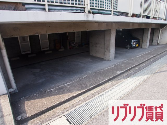 エステート葛城の駐車場