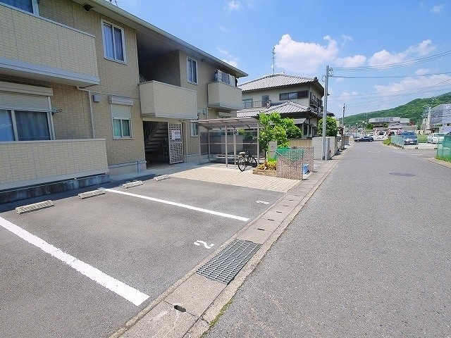 サニーコート（外山）の駐車場|車をお持ちの方に嬉しい駐車場付きの物件です