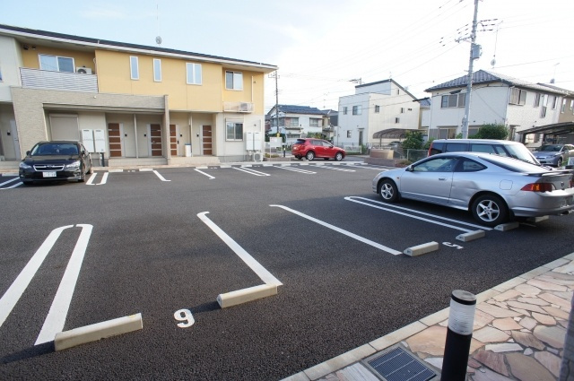 アジュールAの駐車場
